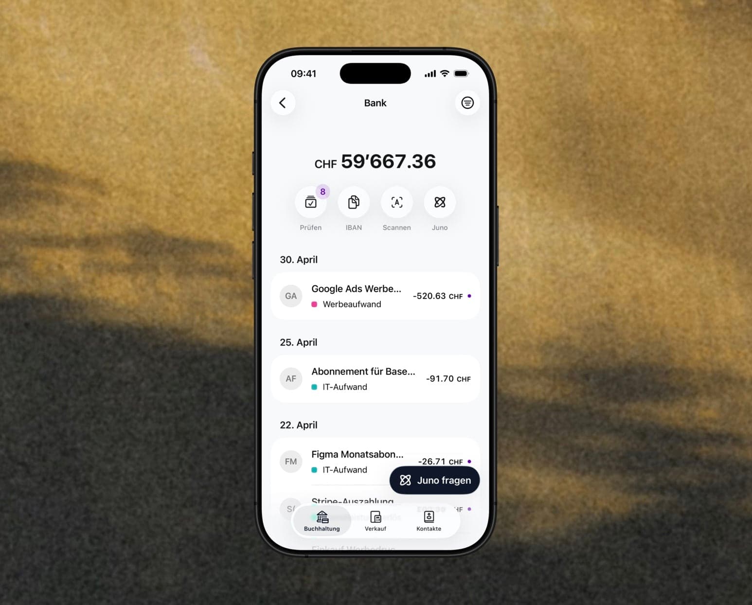 Smartphone affichant une app bancaire avec un solde de CHF 59’667.36 et des dépenses pour Google Ads, Base et Figma.