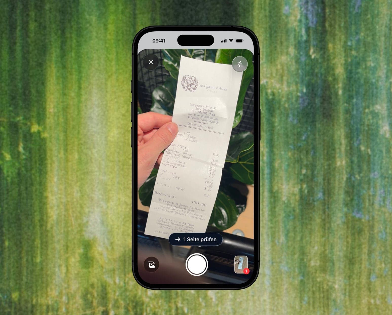 Smartphone qui scanne et affiche un ticket de caisse imprimé devant des plantes vertes.